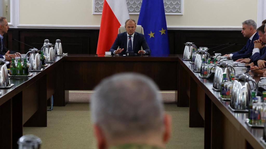 El primer ministro polaco, Donald Tusk, mantiene una reunión con su gabinete de emergencia.