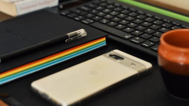 Móvil Android con una libreta
