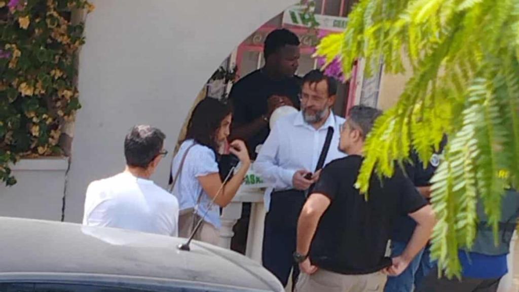 El colombiano Carlo, engrilletado, durante el registro que realizó la Guardia Civil a la casa de la Urbanización Camposol donde se hallaron los dos cadáveres.