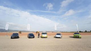 Cinco de los nuevos vehículos de PowerCo durante el acto inaugural del inicio de la construcción de la gigafactoría de PowerCo del Grupo Volkswagen. Jorge Gil / Europa Press