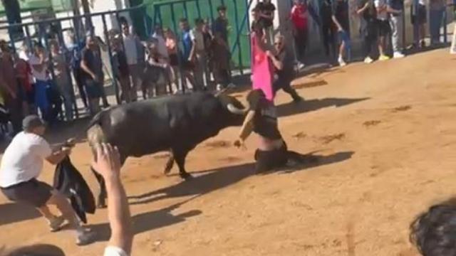 Un momento de la cogida sufrida por el joven.