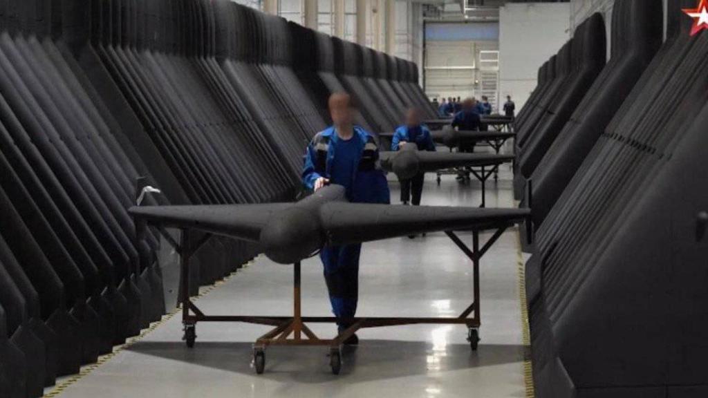 Filas de drones tipo Shahed de color negro mate recorren los pasillos de una planta de producción en Yelabuga, Rusia