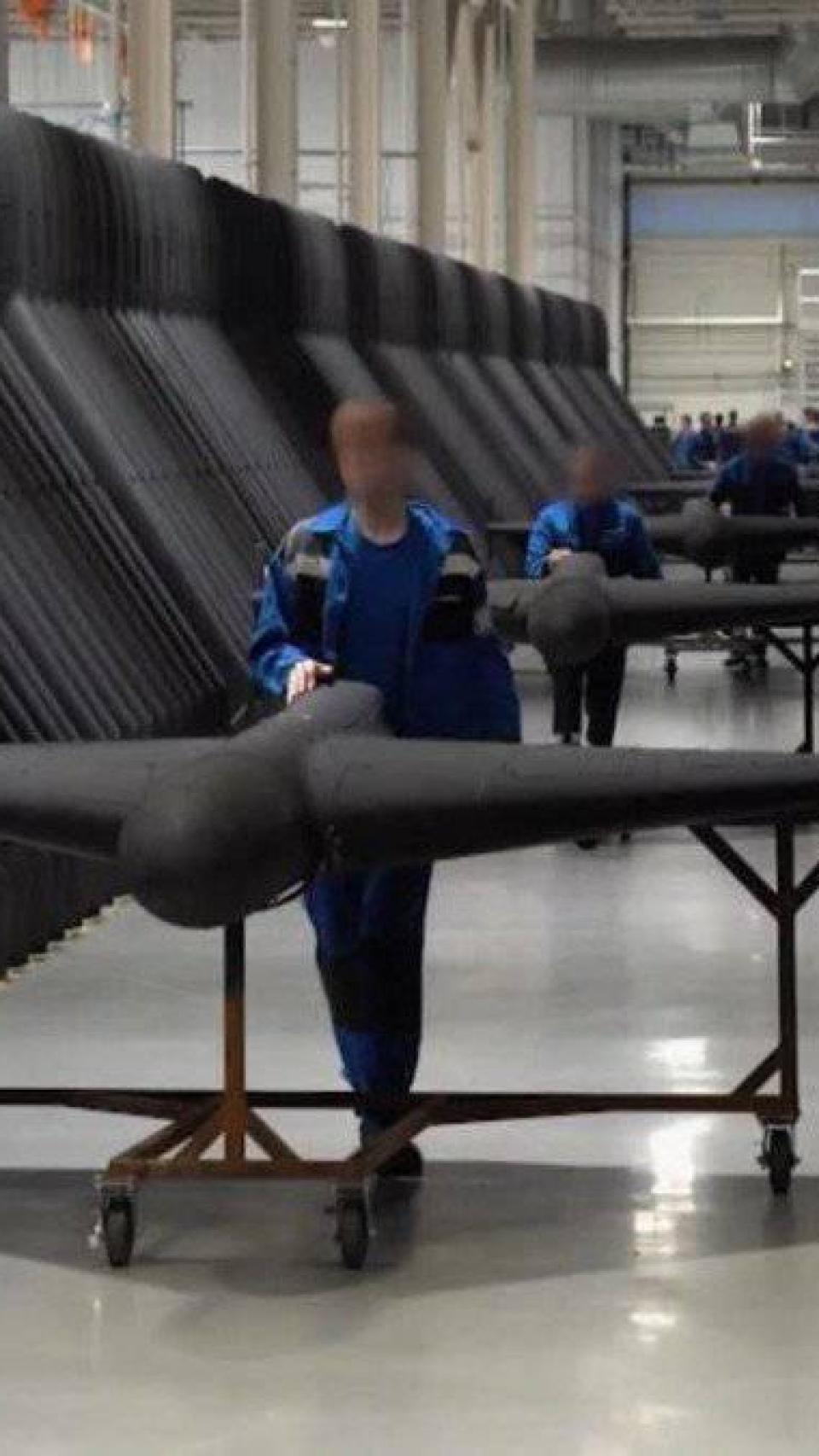 Filas de drones tipo Shahed de color negro mate recorren los pasillos de una planta de producción en Yelabuga, Rusia