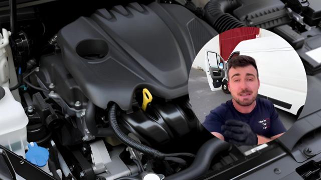 Composición de un motor y un revisor de vehículos.