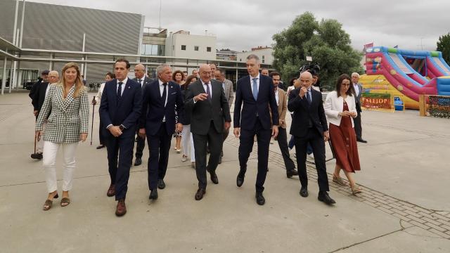 El alcalde de Valladolid, Jesús Julio Carnero; el delegado del Gobierno en Castilla y León, Nicanor Sen; el presidente de la Diputación Provincial, Conrado Íscar; la directora general de Comercio de la Junta, María Pettit, y el presidente del Comité Ejecutivo Feria de Valladolid, Víctor Caramanzana, inauguran el evento ‘Feria, tu espacio de ocio y compras’