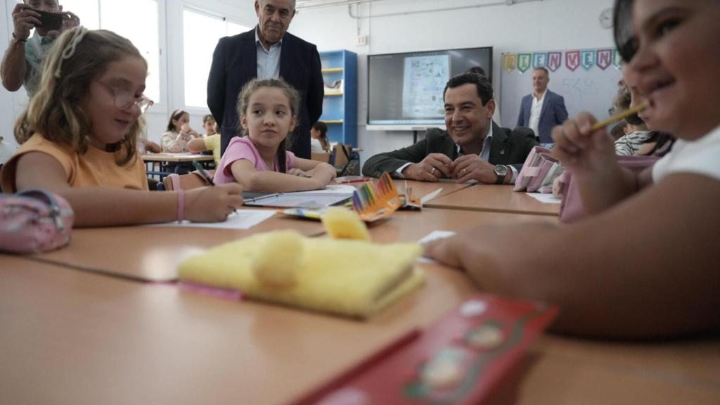 Moreno, junto a alumnos del centro de Huelva donde ha acudido para abir el curso.