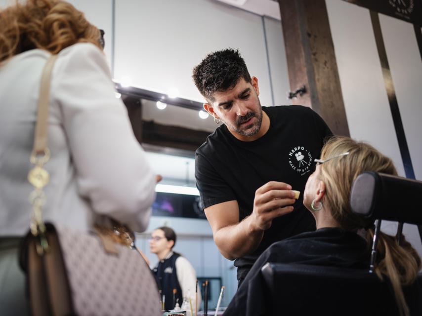 Jesús, el profesor de caracterización, maquilla a una modelo.