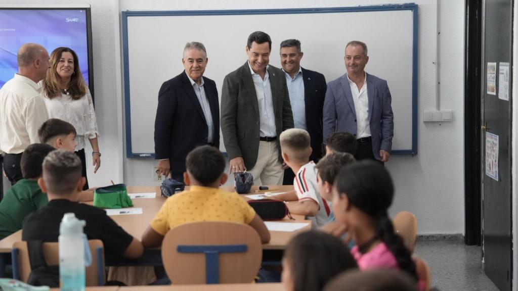 Moreno visita un centro escolar en Huelva el primer día de clase.