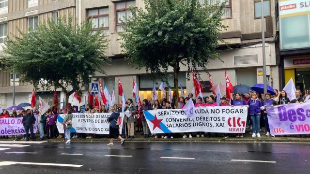Imagen de archivo de una concentración ante el Parlamento de Galicia de trabajadoras de residencias y del SAF.