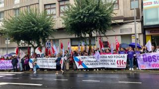 Concentración ante el Parlamento de Galicia de trabajadoras de residencias y del SAF.
