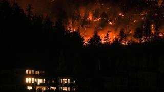 El incendio de Kelowna Occidental en Canadá amenazando viviendas. EP.