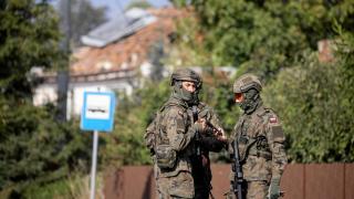 Soldados patrullan la calle tras el ataque aéreo ruso en Wyryki-Polod.