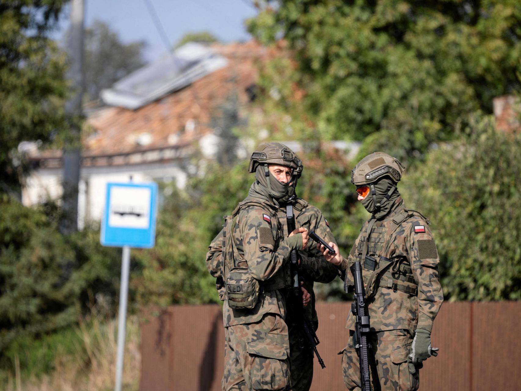 Soldados patrullan la calle tras el ataque aéreo ruso en Wyryki-Polod.