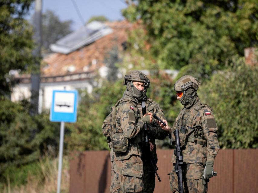 Soldados patrullan la calle tras el ataque aéreo ruso en Wyryki-Polod.