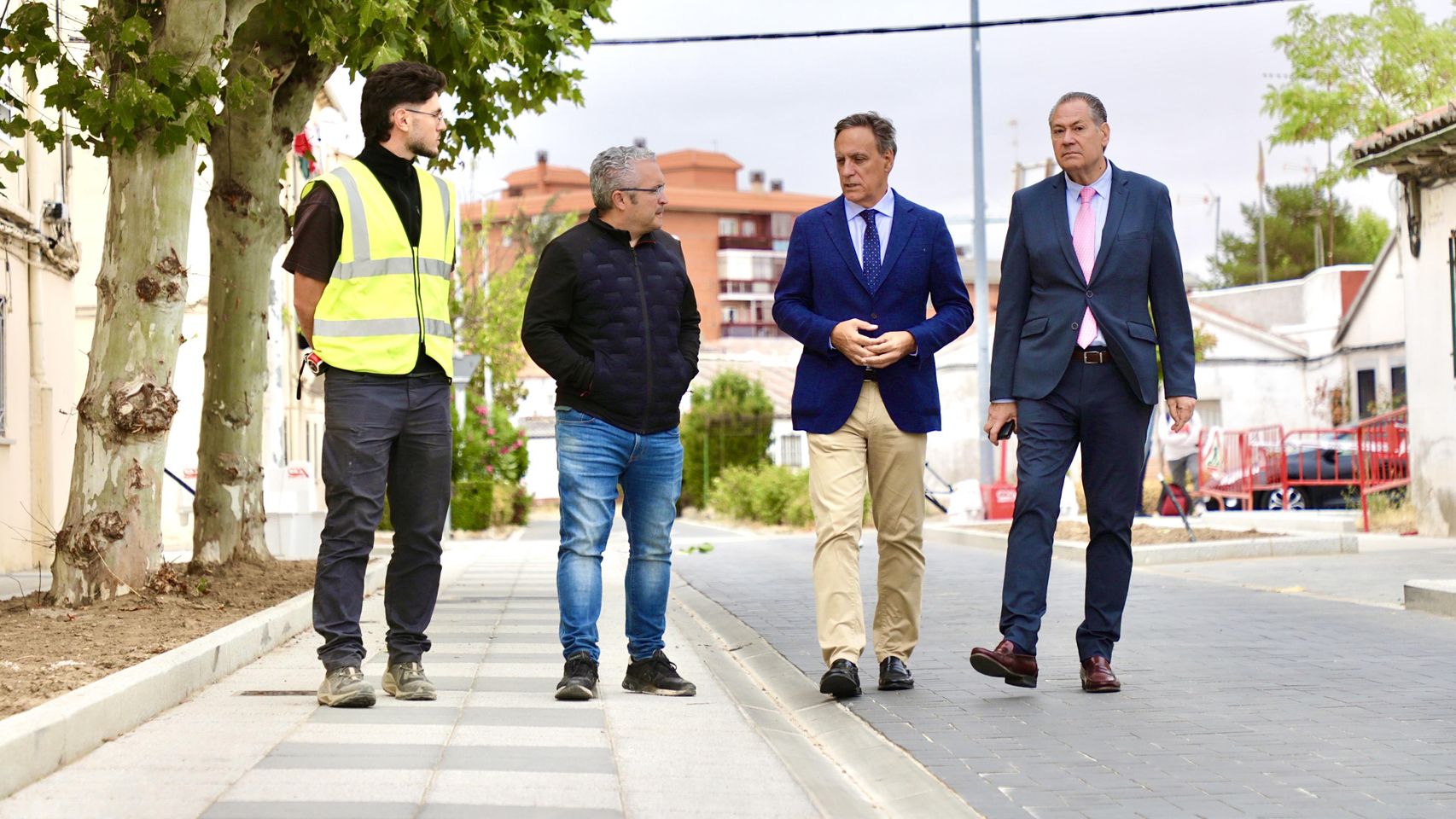 El alcalde, Carlos García Carbayo visitando a las obras del barrio de La Vega de Salamanca junto al concejal de Fomento, Gestión Urbana y Policia Administrativa, Fernando Carabias.