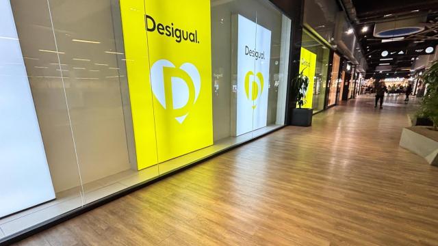 El interior de un centro comercial.