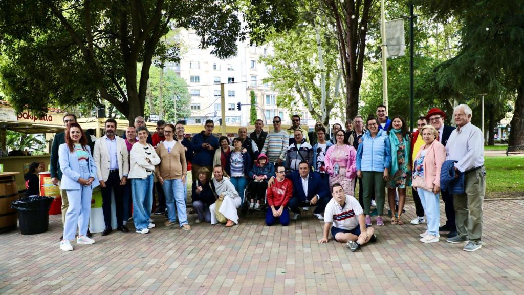 Representantes de la Asociación de Hostelería de Salamanca junto a los miembros de la Asociación Insolamis