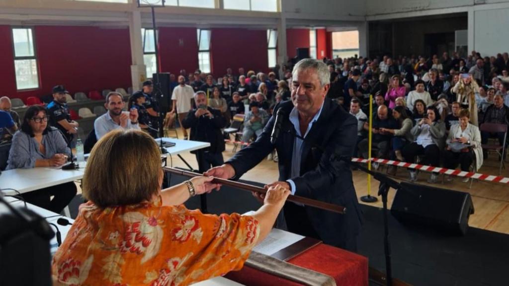 Entrega del bastón de mando a Fernández Mouriño, nuevo alcalde de Carral.