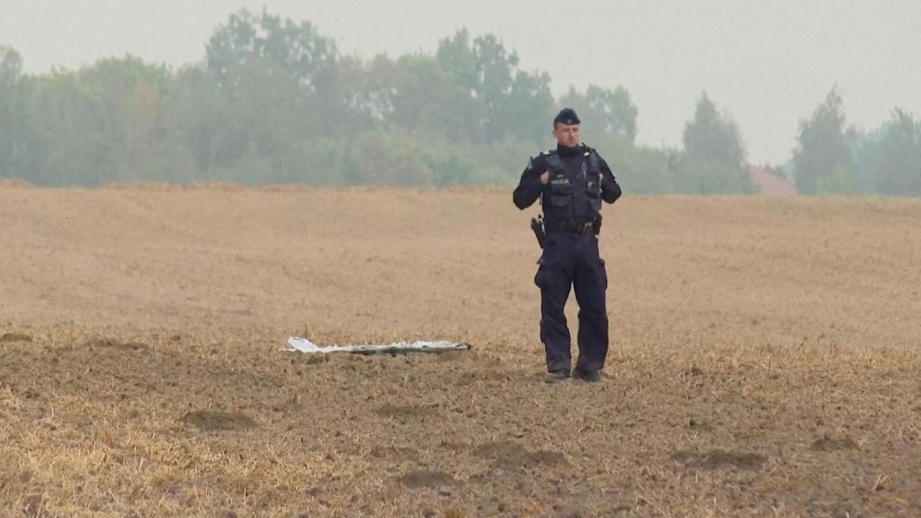 Un policía polaco observa los restos de un dron en la provincia de Lublin.