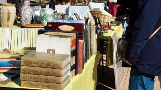 Varias personas en el Mercadillo vintage de Las Rozas.