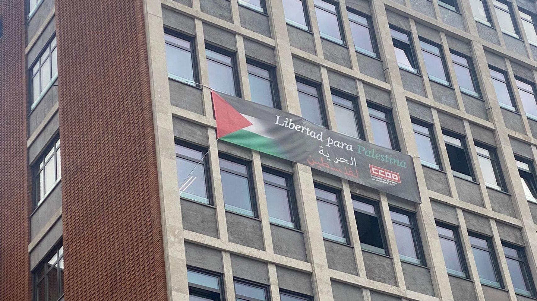 Cartel que ya hay colocado en la fachada de la sede de CCOO CyL, al que se sumará la bandera sobre la azotea este jueves.