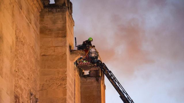 Bomberos trabajando en el incendio de la Mezquita Catedral de Córdoba.