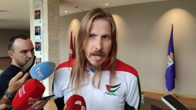 El procurador de Unidas Podemos en las Cortes de Castilla y León, Pablo Fernández, ataviado con una sudadera de Palestina, durante una intervención ante los medios tras el pleno de este miércoles