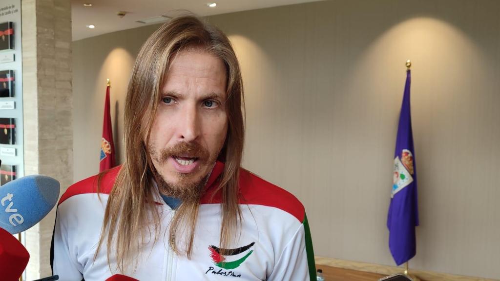 El procurador de Unidas Podemos en las Cortes de Castilla y León, Pablo Fernández, ataviado con una sudadera de Palestina, durante una intervención ante los medios tras el pleno de este miércoles
