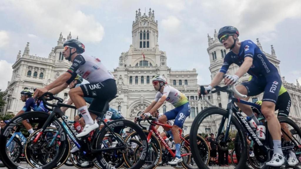 El pelotón de ciclistas durante la 21 etapa de la Vuelta ciclista a España 2023 en el Hipódromo de la Zarzuela, a 17 de septiembre de 2023, en Madrid.