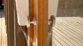 Fotografía difundida por el PSOE de Toledo con telarañas en la entrada del edificio.