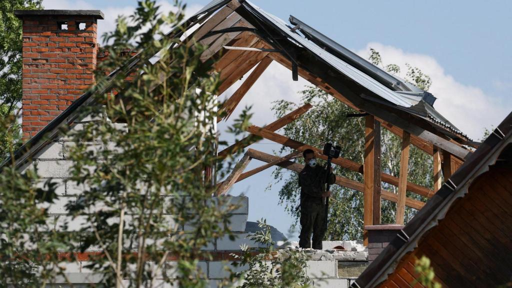 Otra imagen de la casa de Wyryki impactada por el proyectil de un caza polaco.