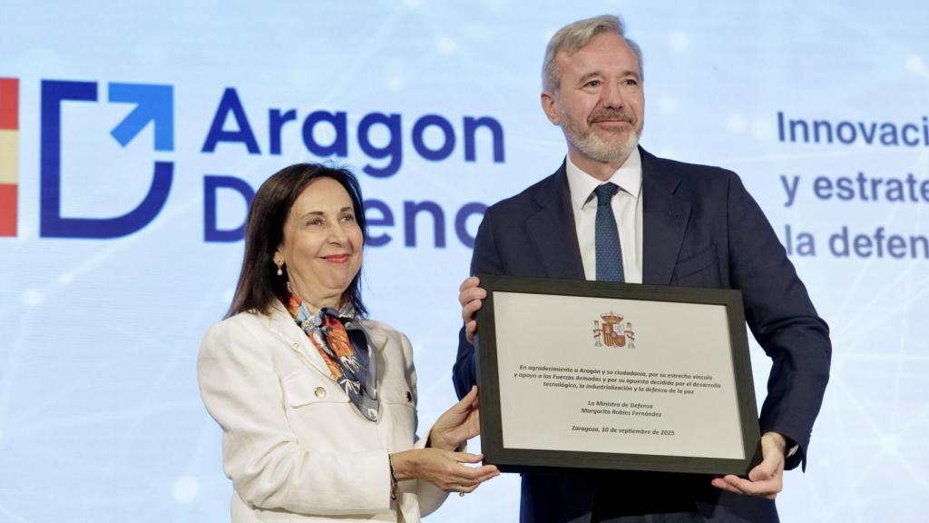 Robles entrega a Azcón una placa en agradecimiento por el apoyo de Aragón a las Fuerzas Armadas