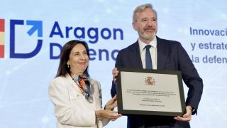 Robles entrega a Azcón una placa en agradecimiento por el apoyo de Aragón a las Fuerzas Armadas