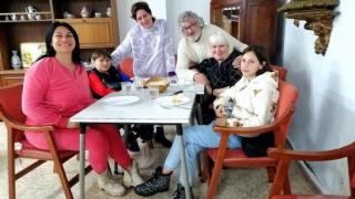 Los directores de la fundación, Lázaro y Begoña, junto a la primera familia ucraniana que llegó a la entidad en 2021