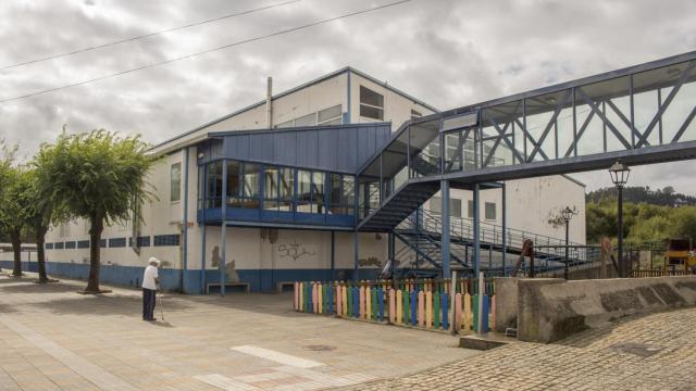 Imagen exterior de la piscina de Betanzos.