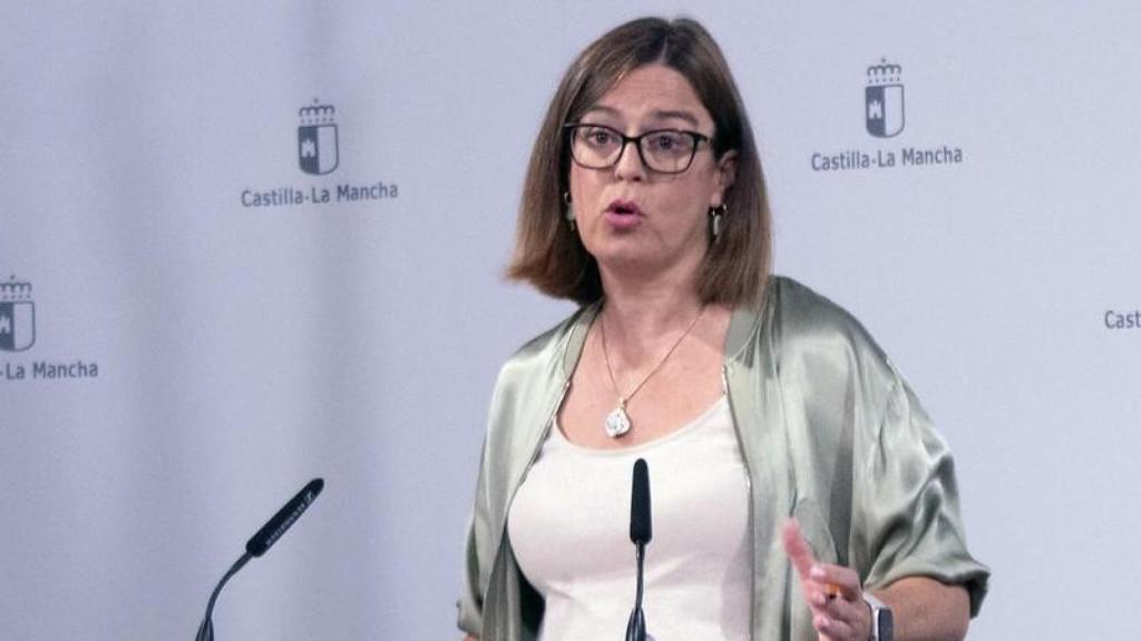 Esther Padilla atendiendo a los medios de comunicación a la entrada de las Cortes.