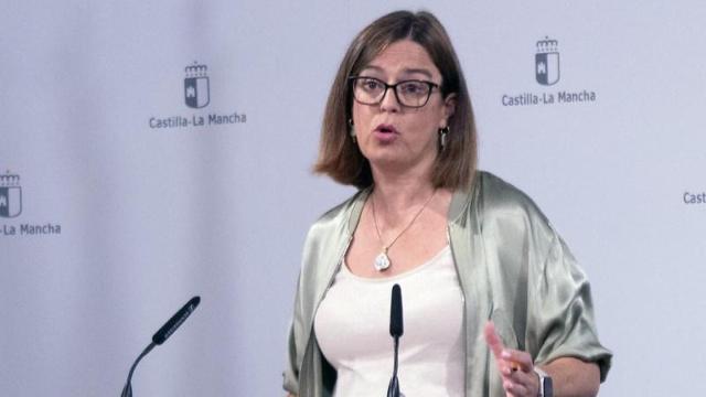 Esther Padilla atendiendo a los medios de comunicación a la entrada de las Cortes.