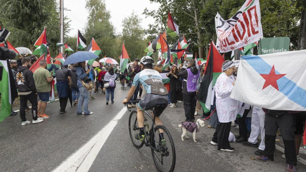 Protestas propalestinas al paso de ciclistas en la 16ª etapa de La Vuelta