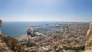 Una vista de Alicante desde el Castillo de Santa Bárbara.