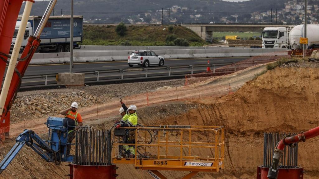 Obras de emergencia para la reconstrucción de los puentes de la A-7 sobre el barranco del Poyo. Rober Solsona / EP