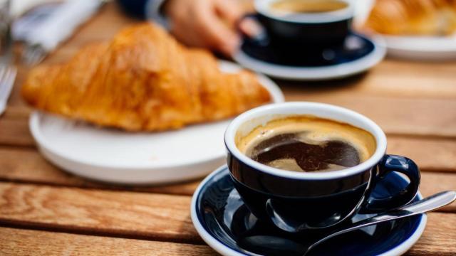 Desayuno con café en un bar.