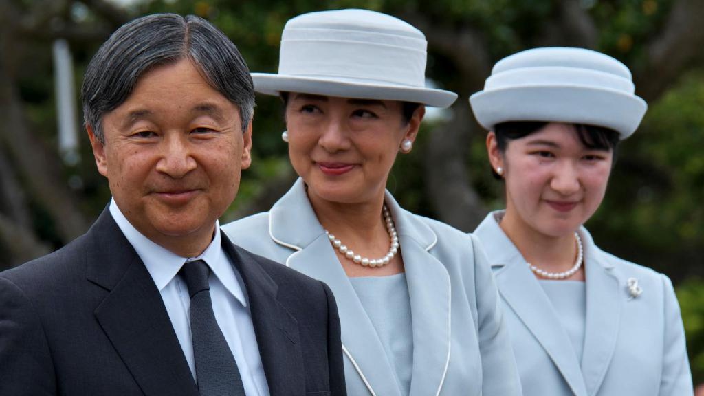 Los emperadores Naruhito y Masako junto a su única hija, al fondo, la princesa Aiko.