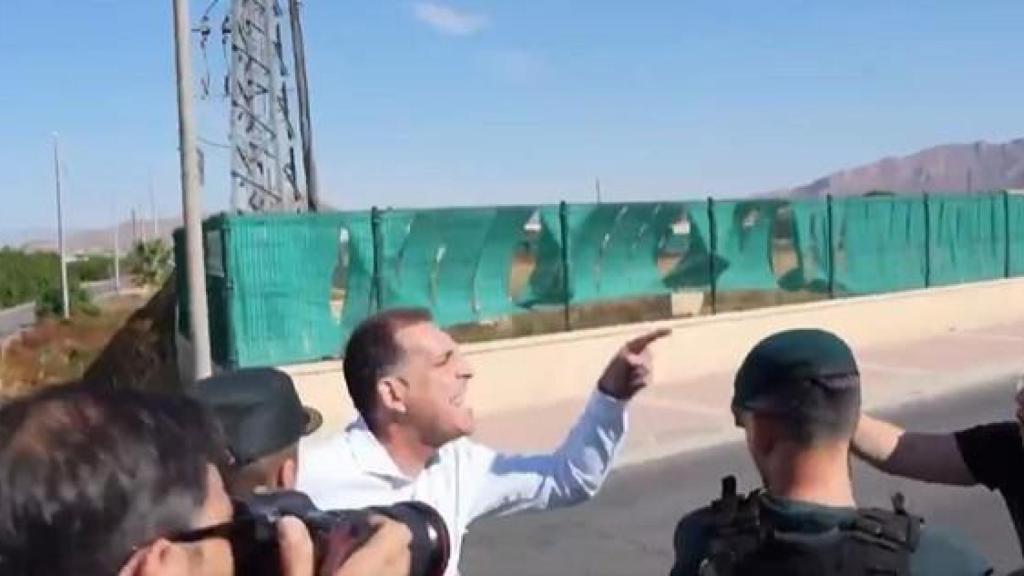 Samuel Vázquez, portavoz nacional de Vox en temas de inmigración, asuntos de interior y seguridad, este miércoles, increpando a los representantes de Podemos, ante la Guardia Civil, desplegada en el centro de menas de Santa Cruz.