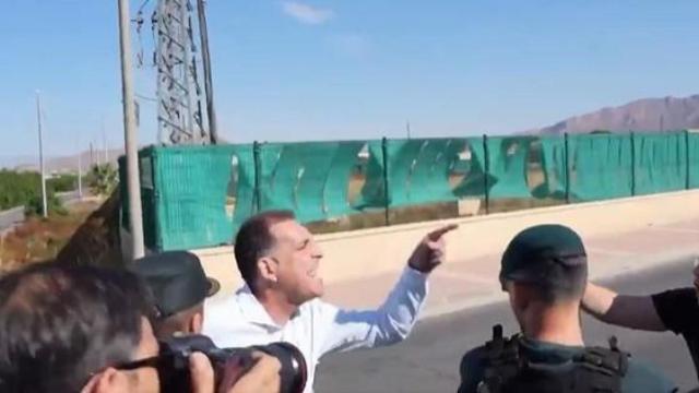 Samuel Vázquez, portavoz nacional de Vox en temas de inmigración, asuntos de interior y seguridad, este miércoles, increpando a los representantes de Podemos, ante la Guardia Civil, desplegada en el centro de menas de Santa Cruz.