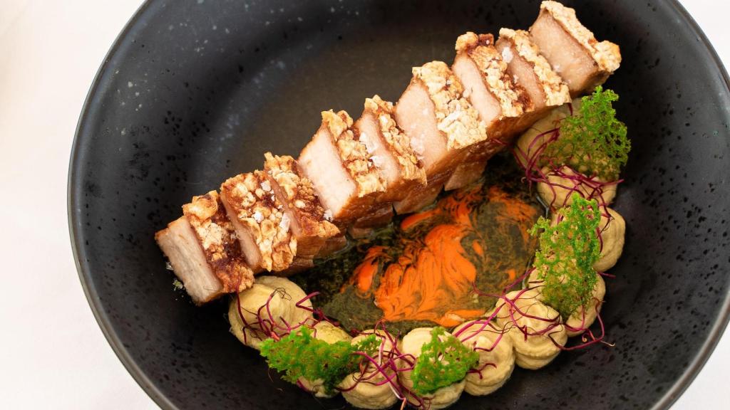 El torrezno y humus de aguacate.