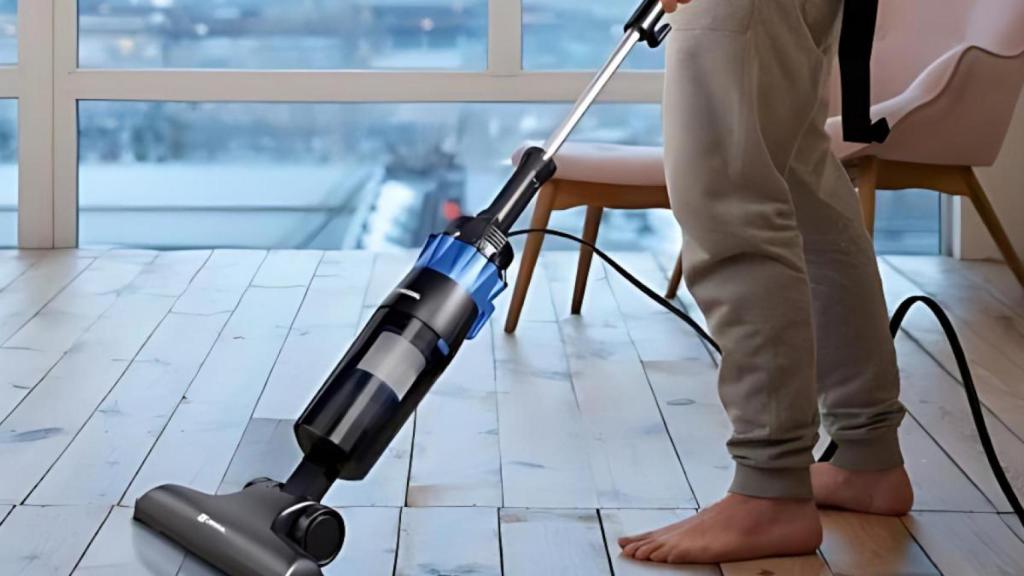 4 cabezales, menos de 2kg y por solo 40€: esta aspiradora escoba acaba con la suciedad más difícil