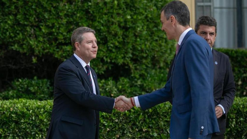 Saludo entre Emiliano García-Page y Pedro Sánchez al comienzo de la Conferencia de Presidentes celebrada el 6 de junio en Barcelona.