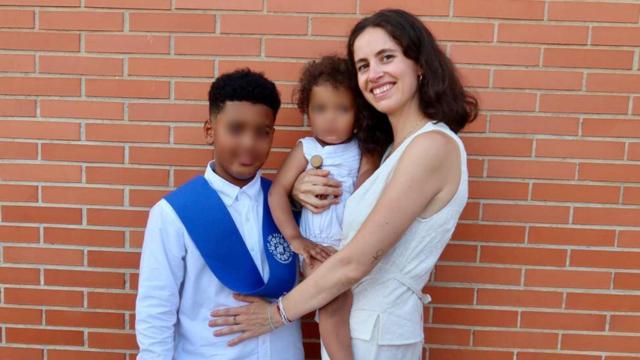 Virginia junto a sus dos hijos
