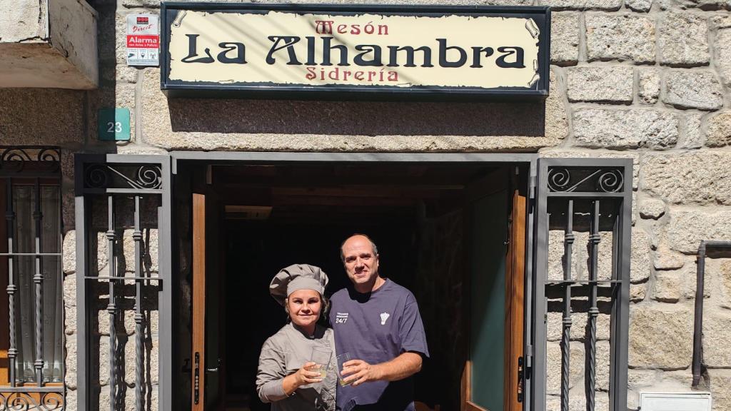 David Fernández y Lilian Domínguez del Mesón La Alhambra.