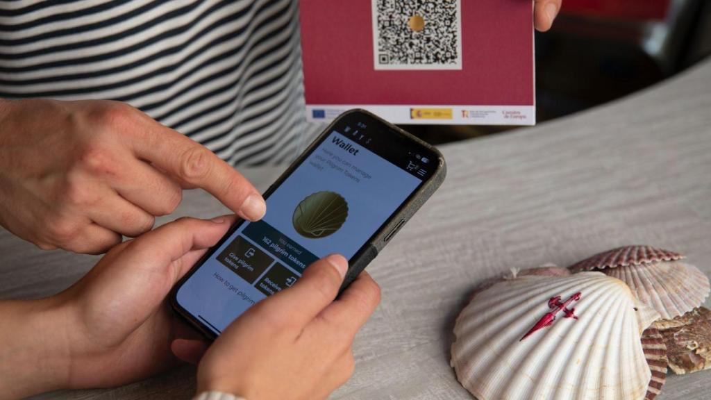 Un peregrino utilizando la app Ways.